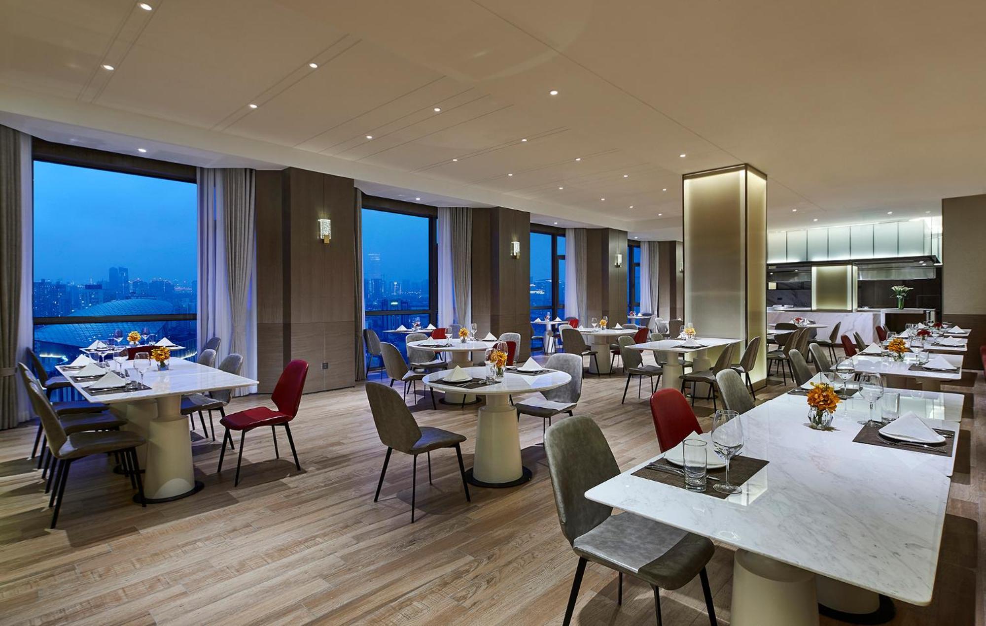 Holiday Inn Shanghai Huaxia By Ihg - Overlooking City Scenery At Sky View Restaurant 외부 사진