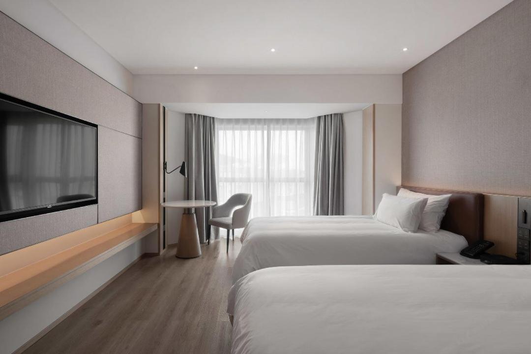 Holiday Inn Shanghai Huaxia By Ihg - Overlooking City Scenery At Sky View Restaurant 외부 사진